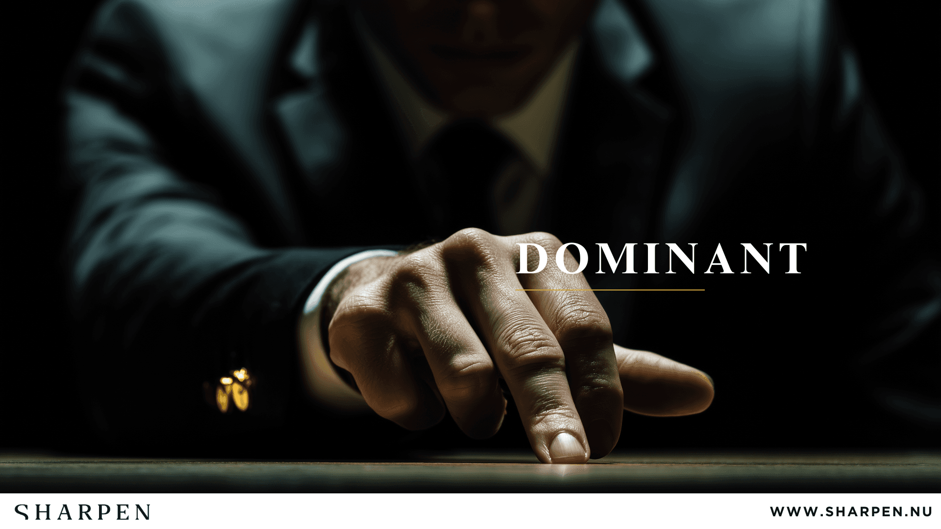 Sharpen-slide met een wijzende hand in het donker en het woord dominant.